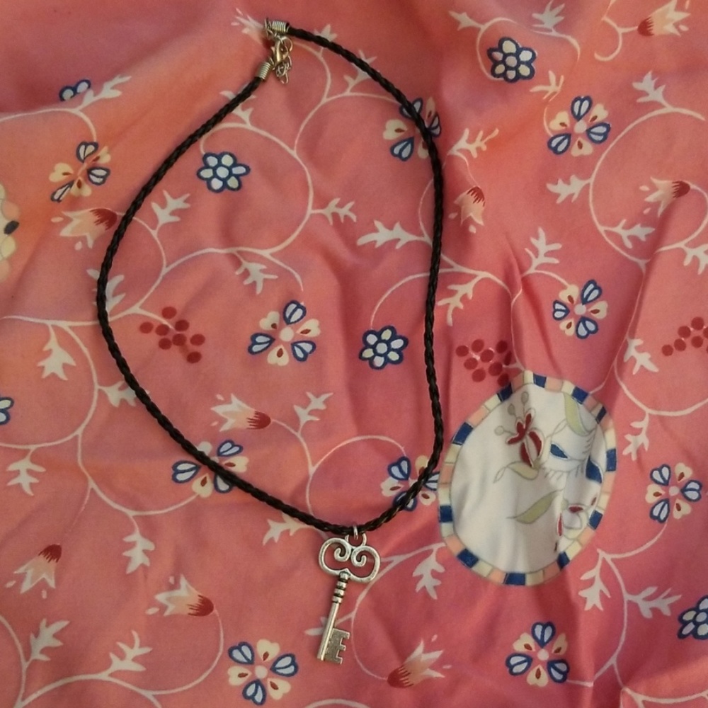 Silver toned key pendant choker necklace